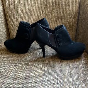 Women’s 7 1/2 high heel shoe